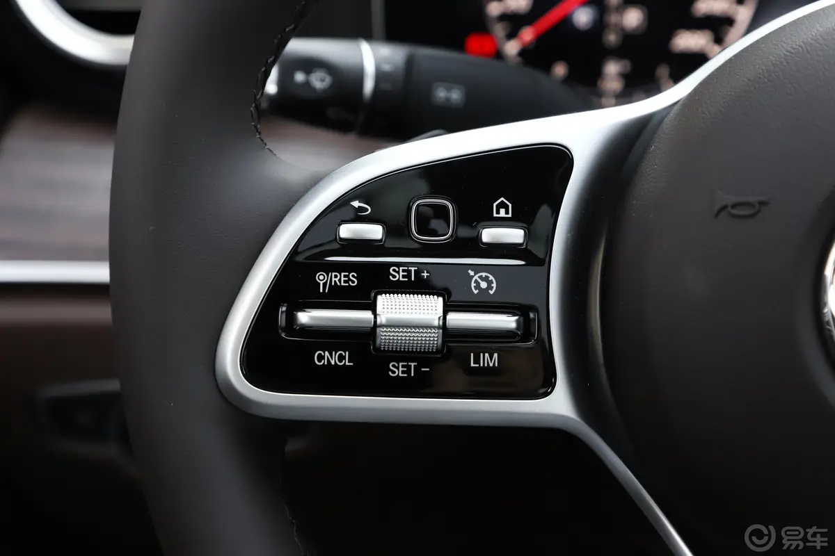 奔驰E级改款 E 300 L 殊享版左侧方向盘功能按键