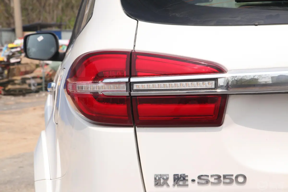 驭胜S3502.0T 手动 四驱 舒适版 5座 柴油 国VI外观灯组