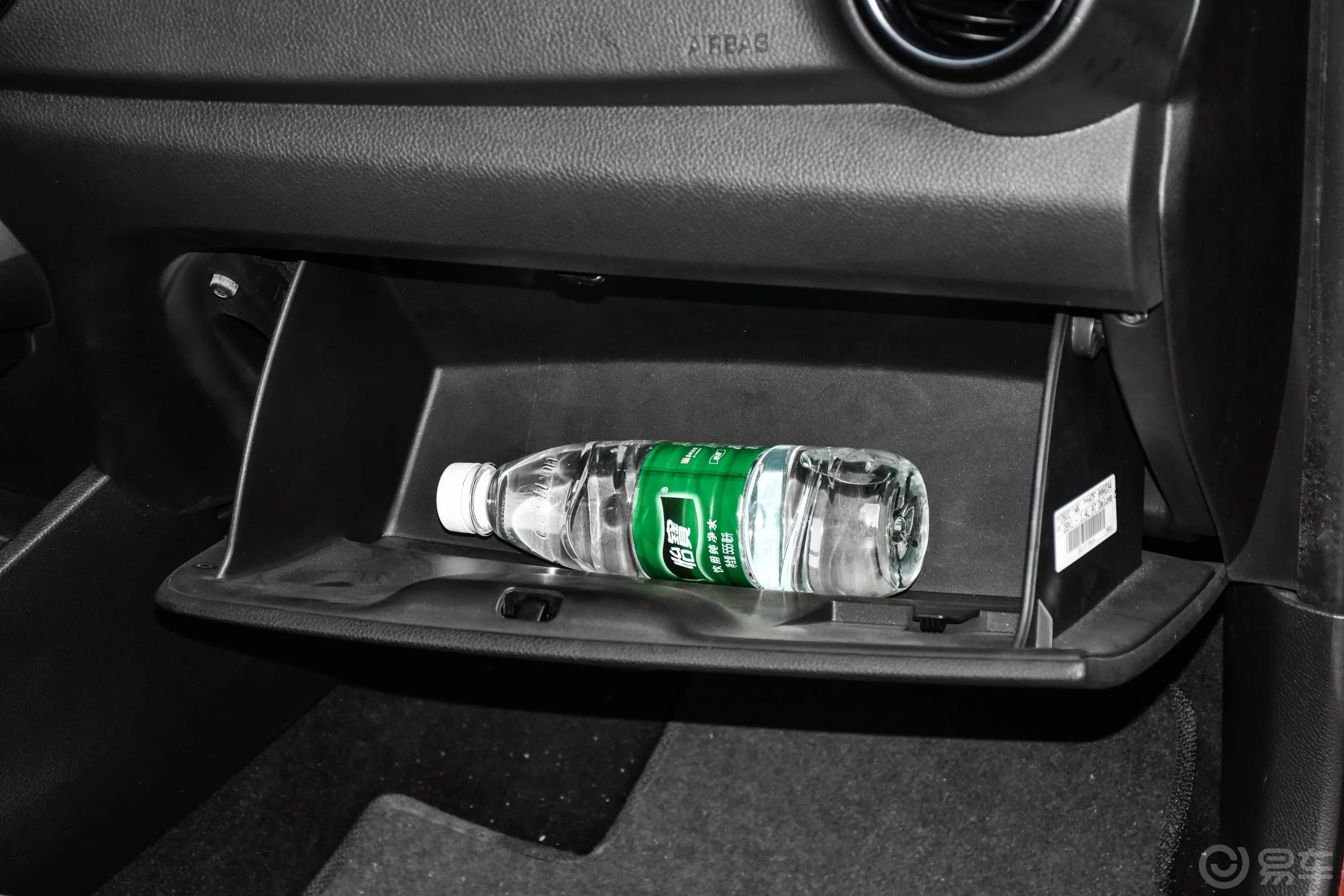 焕驰1.4L 自动 Deluxe 豪华版 国V手套箱空间水瓶横置