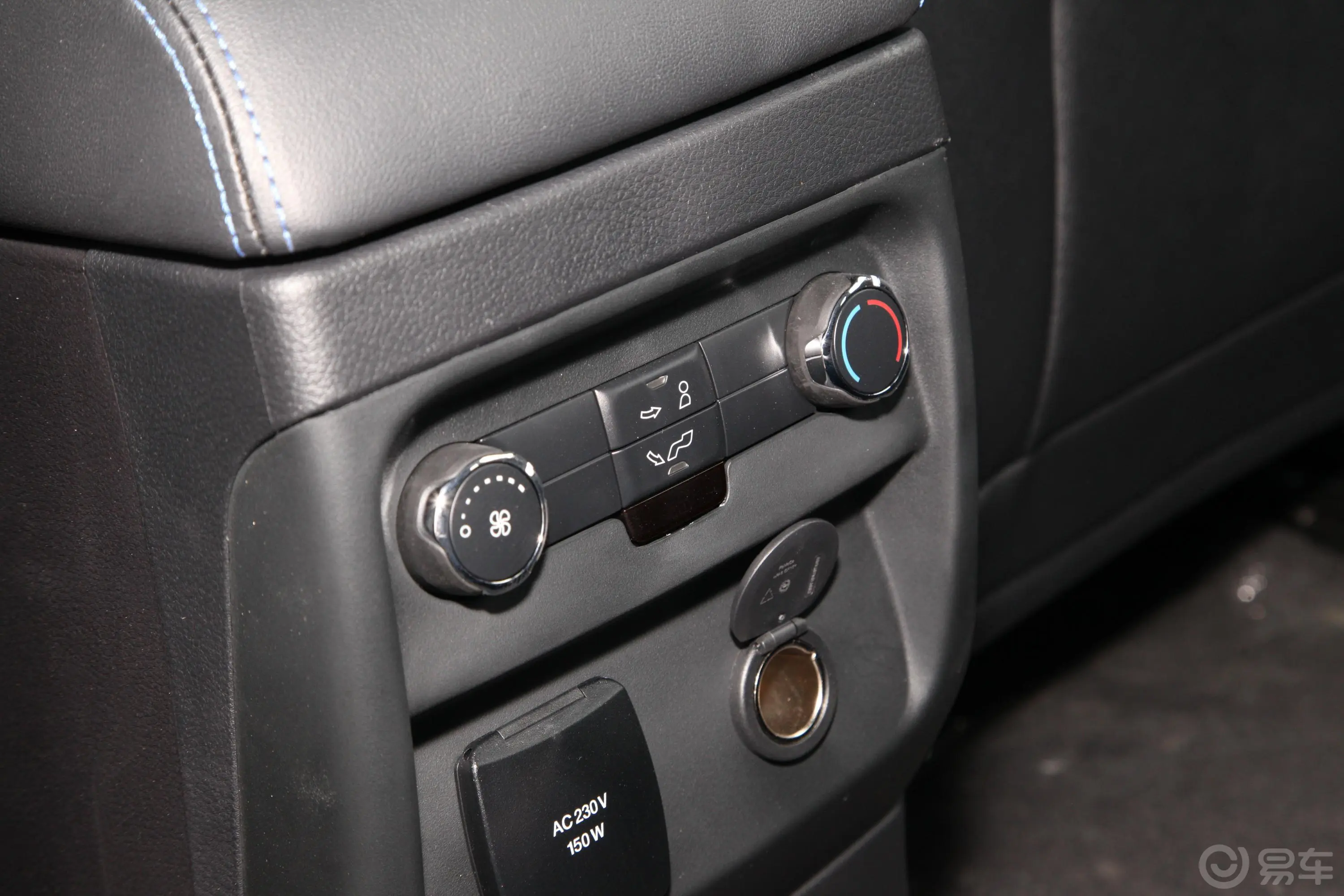 撼路者运动版 2.3T 四驱豪华版 7座后排空调控制键