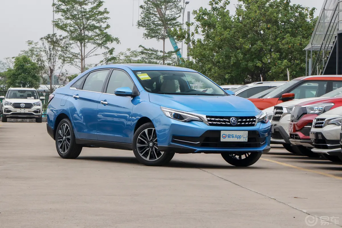 启辰D60十万荣耀 1.6L CVT 辰悦版 国VI侧前45度车头向右水平