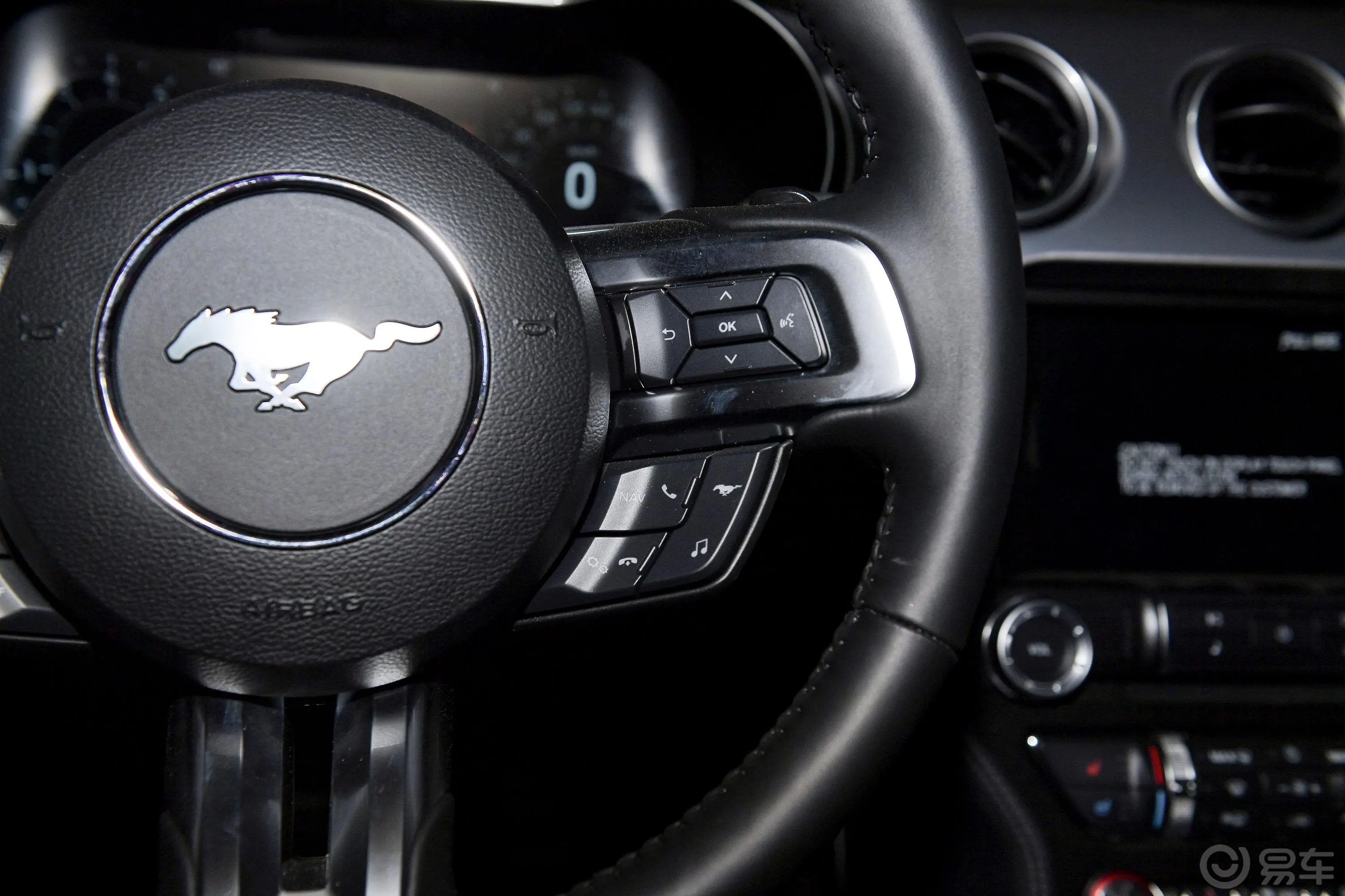 Mustang2.3L EcoBoost 驰影性能进阶版右侧方向盘功能按键