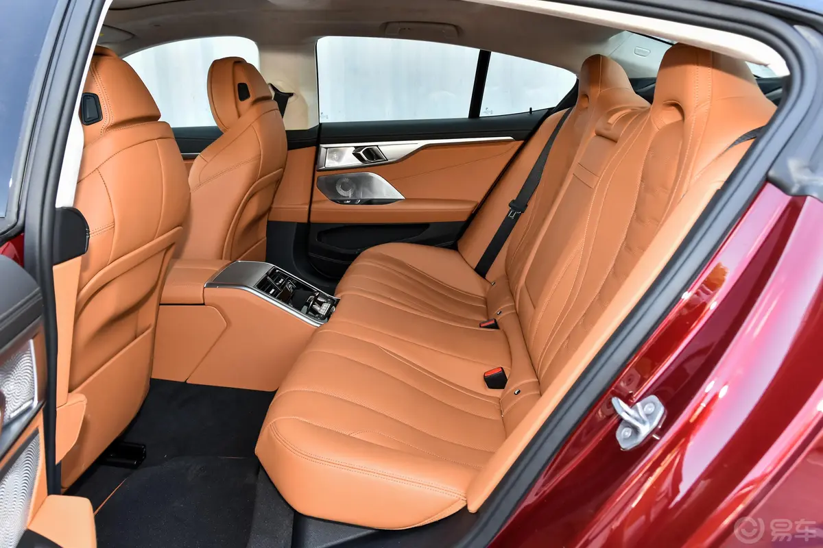 宝马8系四门轿跑车 840i xDrive M运动套装后备厢空间特写