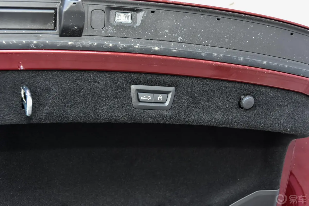 宝马8系四门轿跑车 840i xDrive M运动套装电动尾门按键（手动扶手）