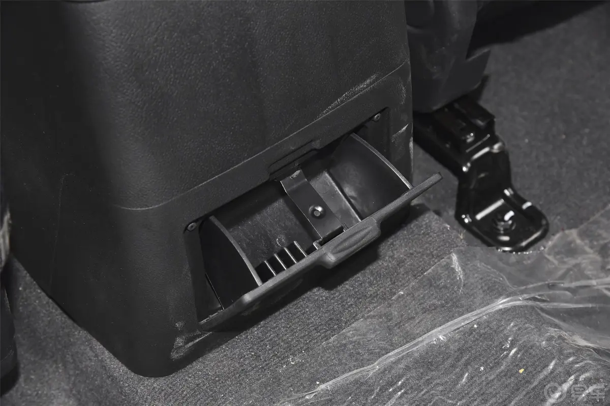拓陆者E370周年 2.8T 手动 四驱 长箱高底盘 舒适版 柴油空间