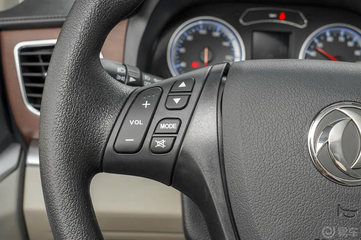 菱智M5 EV长航版 豪华型 7座左侧方向盘功能按键