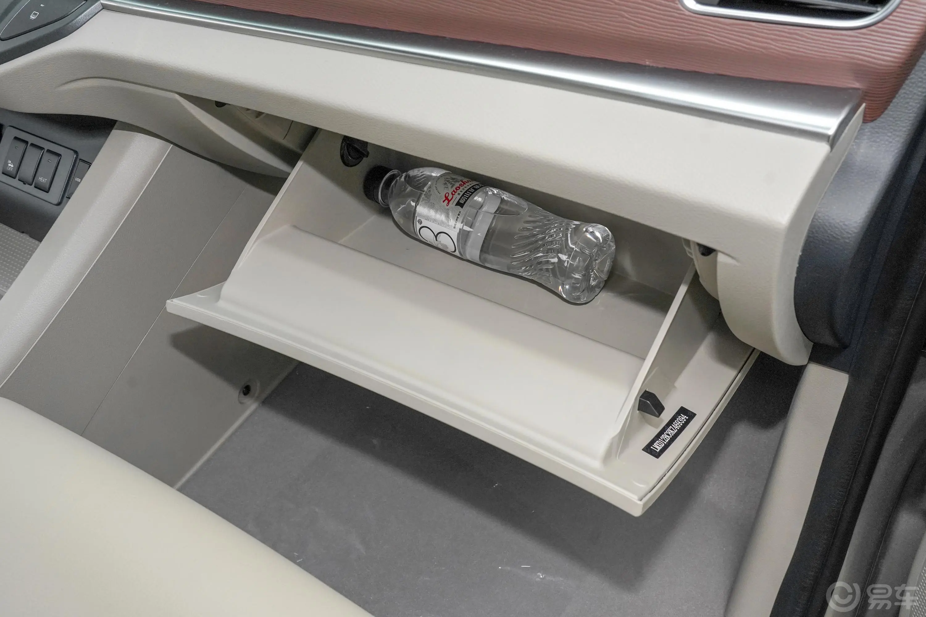 菱智M5 EV长航版 豪华型 7座手套箱空间水瓶横置