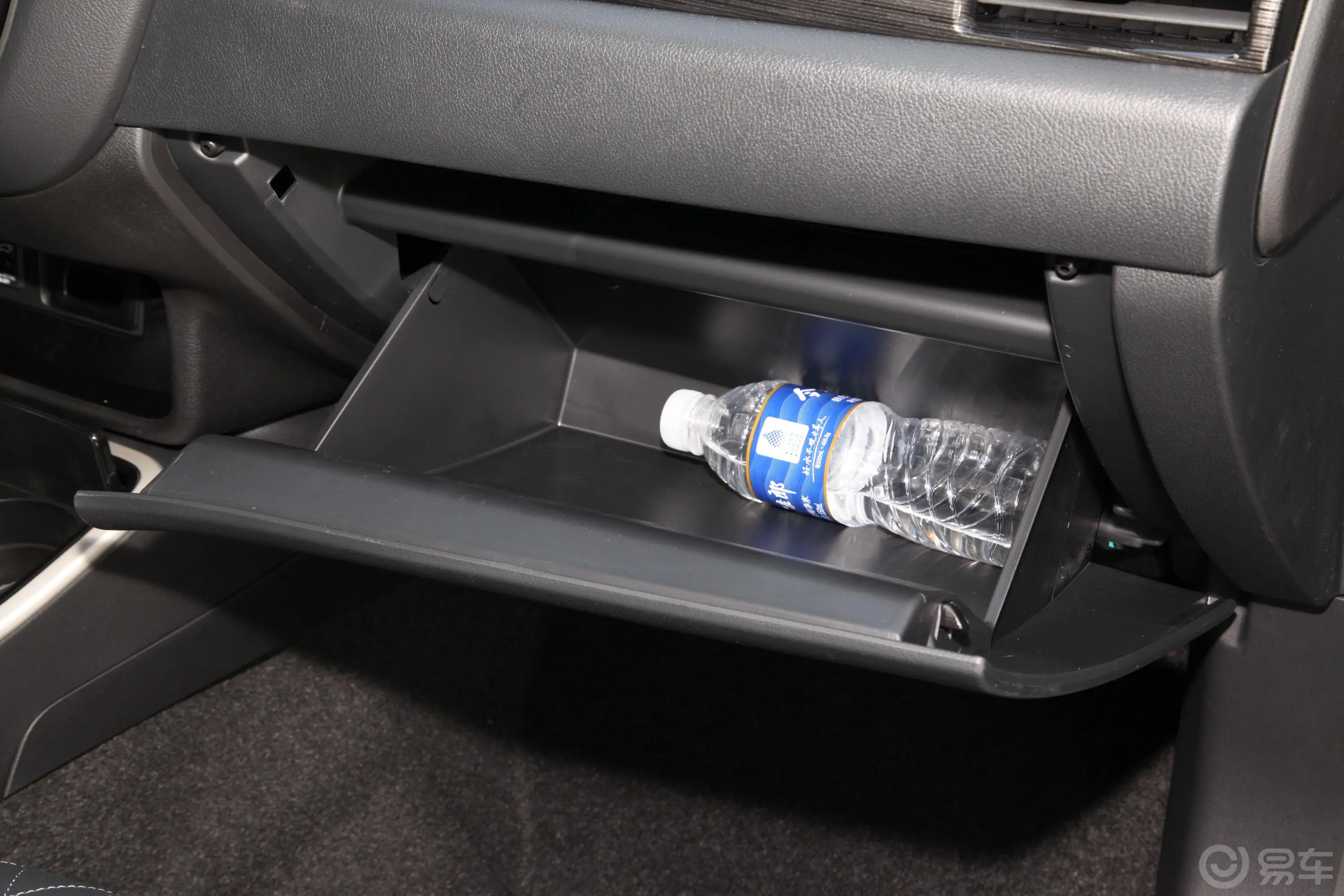 欧蓝德2.4L CVT 四驱 致享版 5座手套箱空间水瓶横置