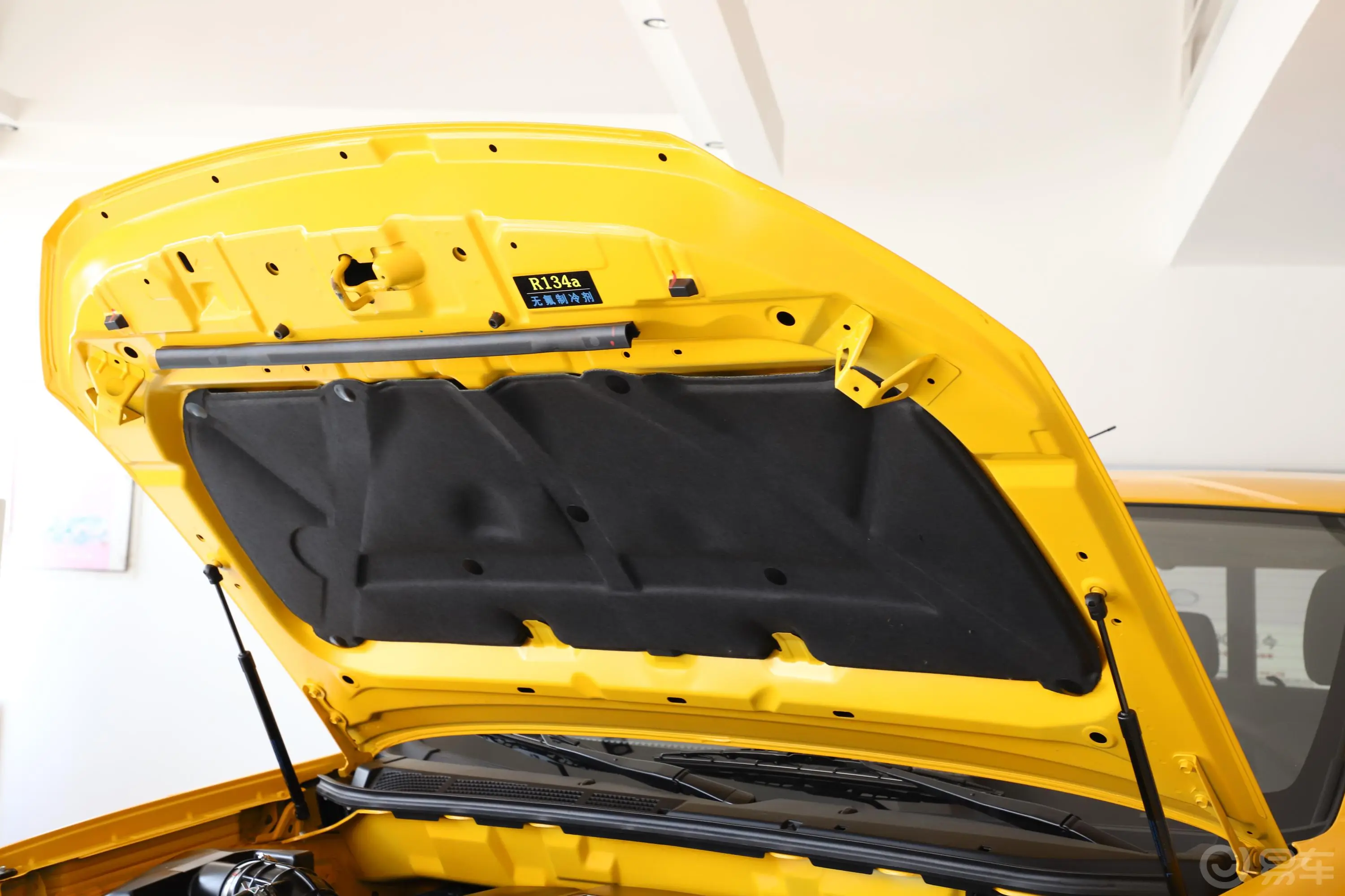 瑞迈S标轴版 2.4T 手动 两驱 领航版 汽油 国VI发动机舱盖内侧