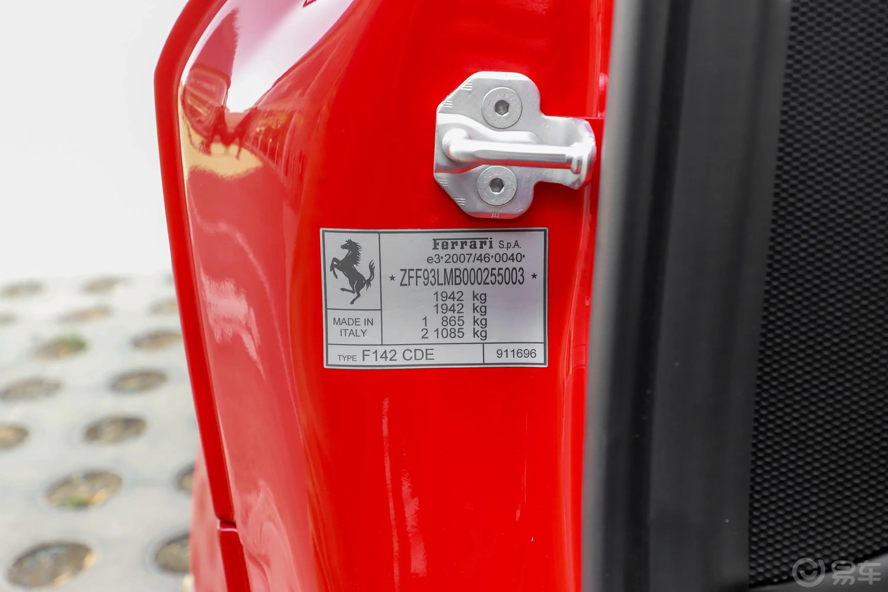 法拉利F8Spider 3.9T车辆信息铭牌