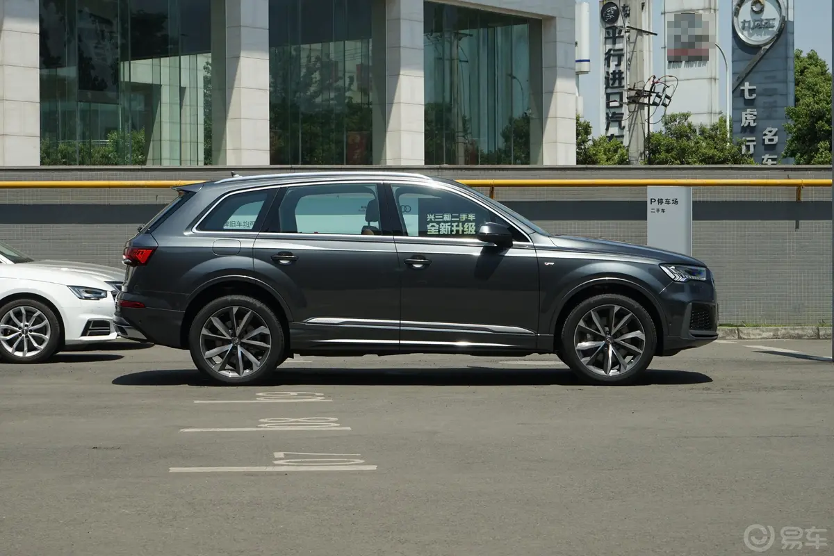 奥迪Q755 TFSI quattro S line 运动型外观