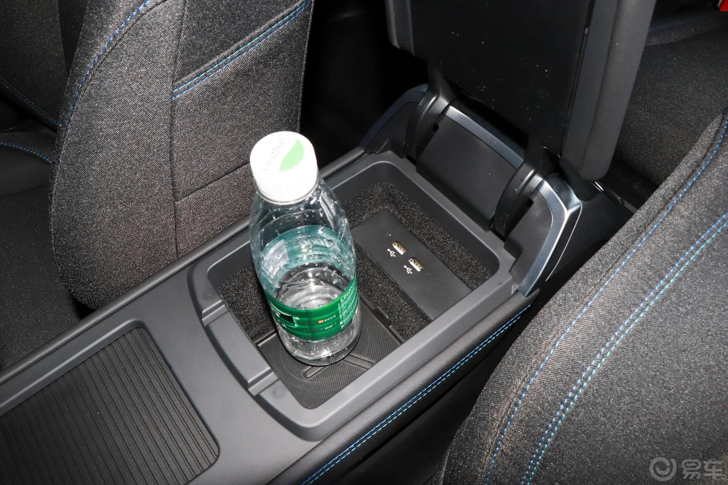 领克03 PHEV1.5TD 双离合 PHEV前排扶手箱储物格