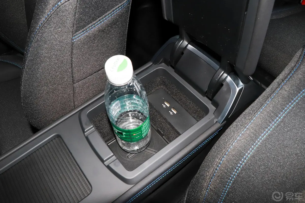领克03 PHEV1.5TD 双离合 PHEV前排扶手箱储物格
