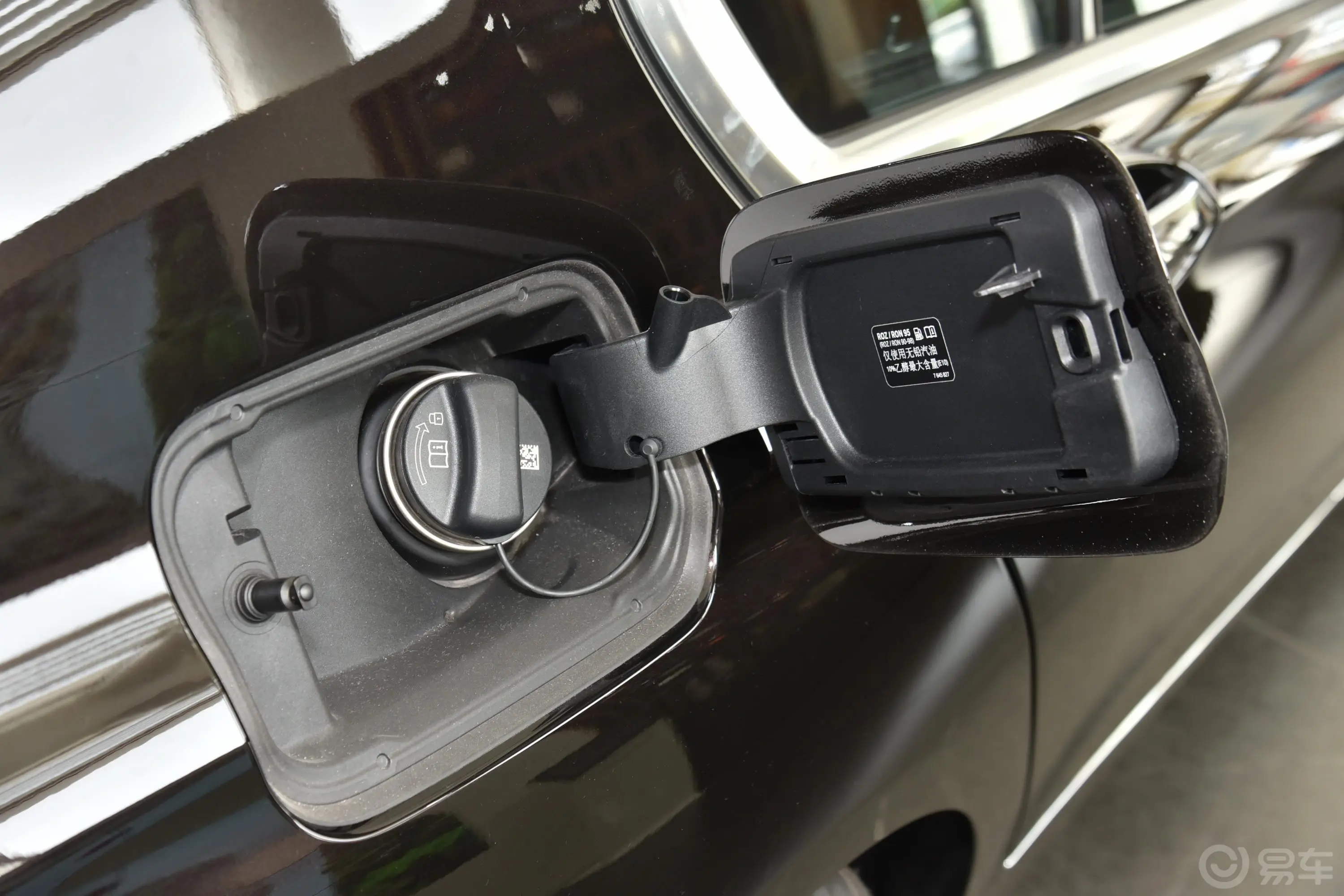 宝马7系改款 750Li xDrive V8 豪华套装油箱盖