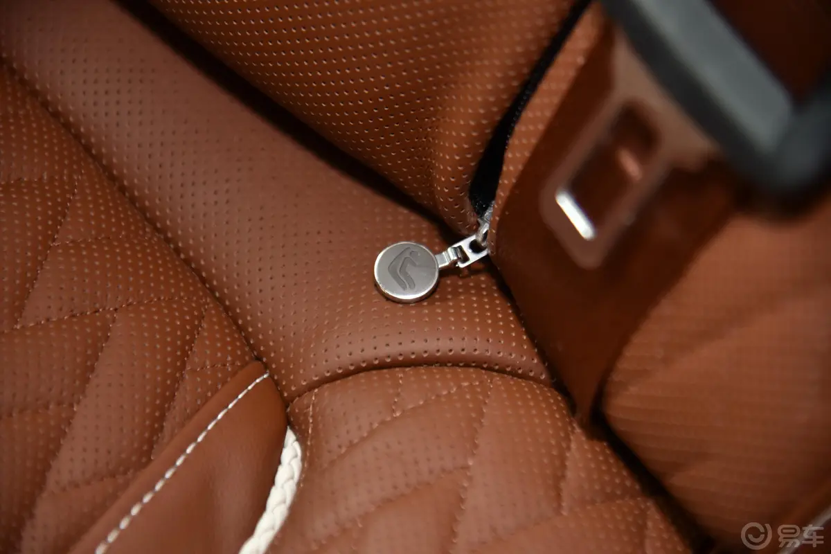 宝马7系改款 750Li xDrive V8 豪华套装儿童座椅接口