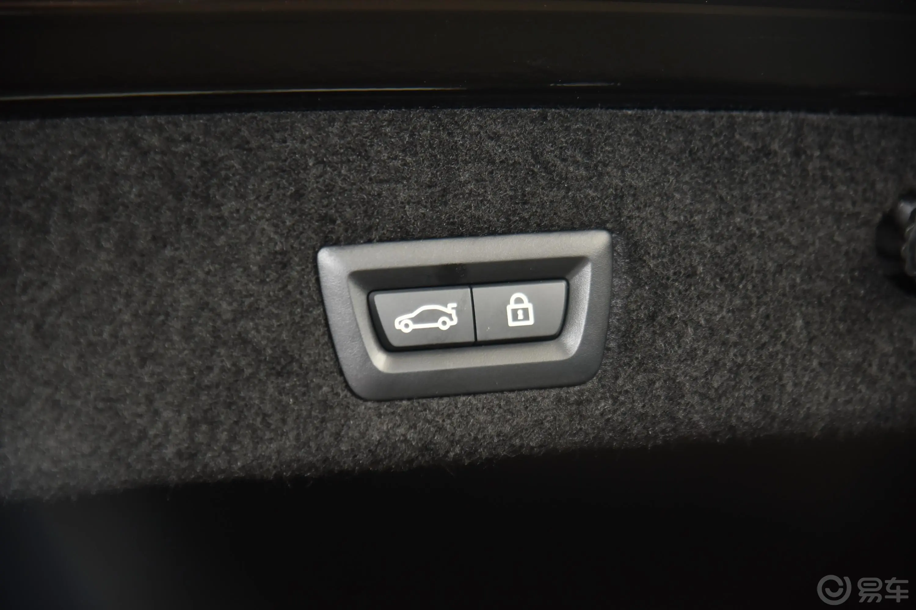 宝马7系改款 750Li xDrive V8 豪华套装电动尾门按键（手动扶手）
