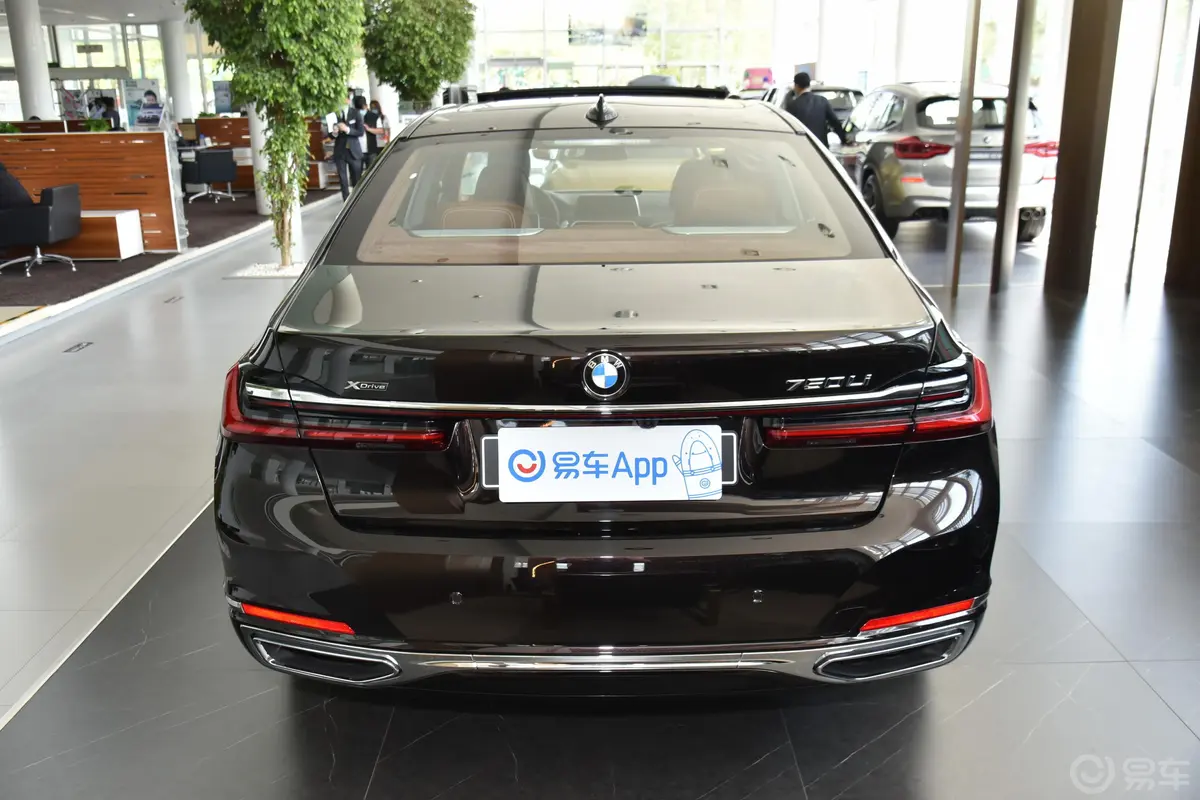 宝马7系改款 750Li xDrive V8 豪华套装正后水平