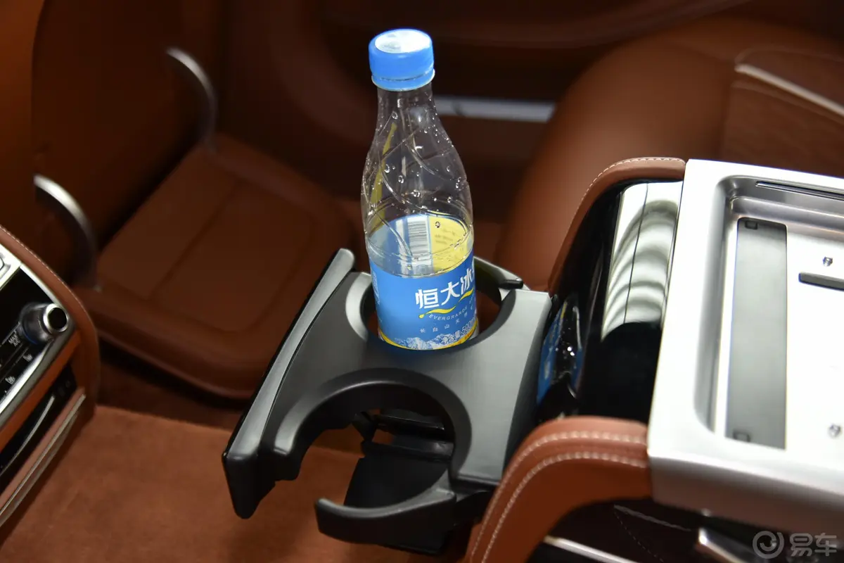 宝马7系改款 750Li xDrive V8 豪华套装后排杯架