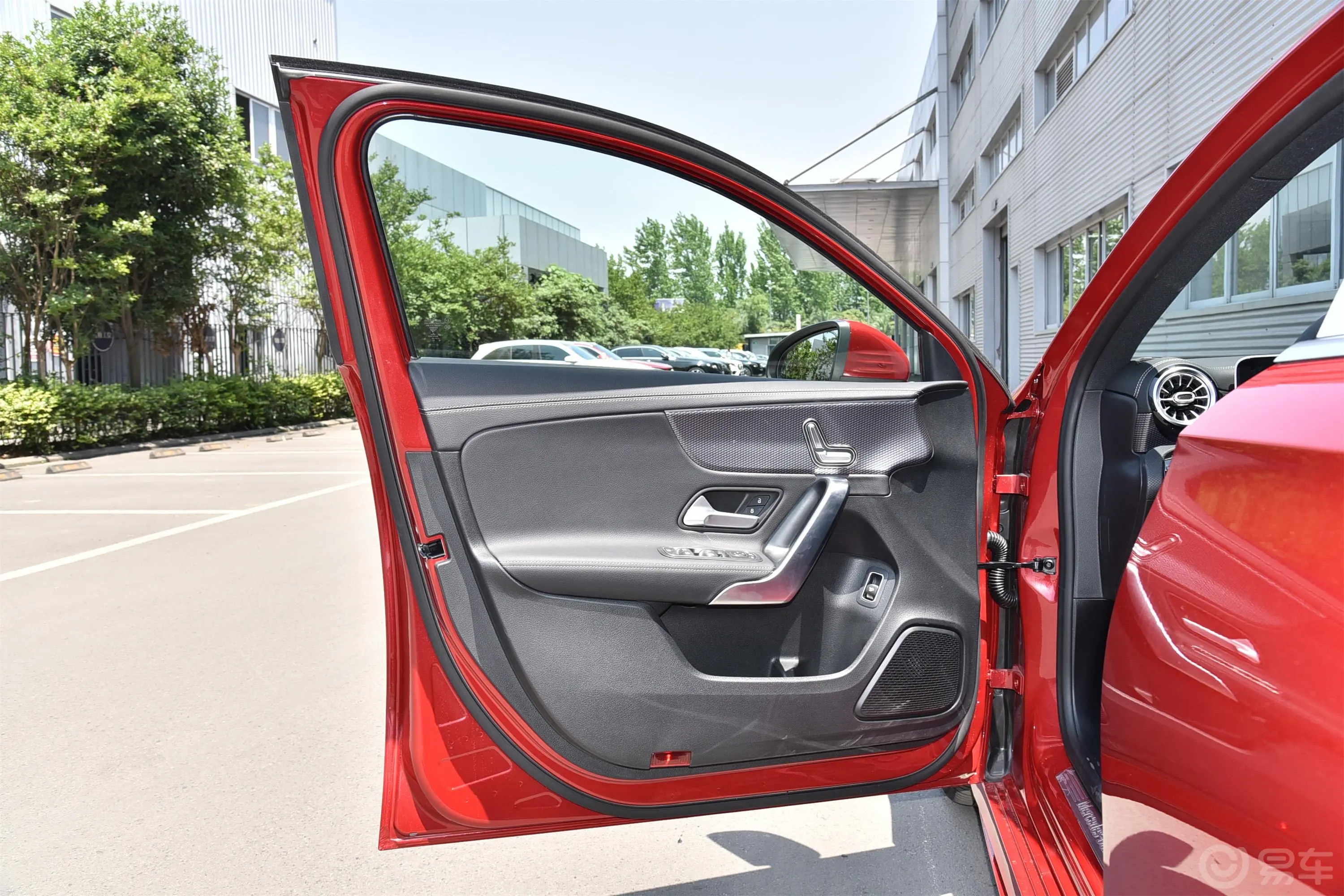 奔驰A级改款 A 200 L 运动轿车时尚型驾驶员侧前车门