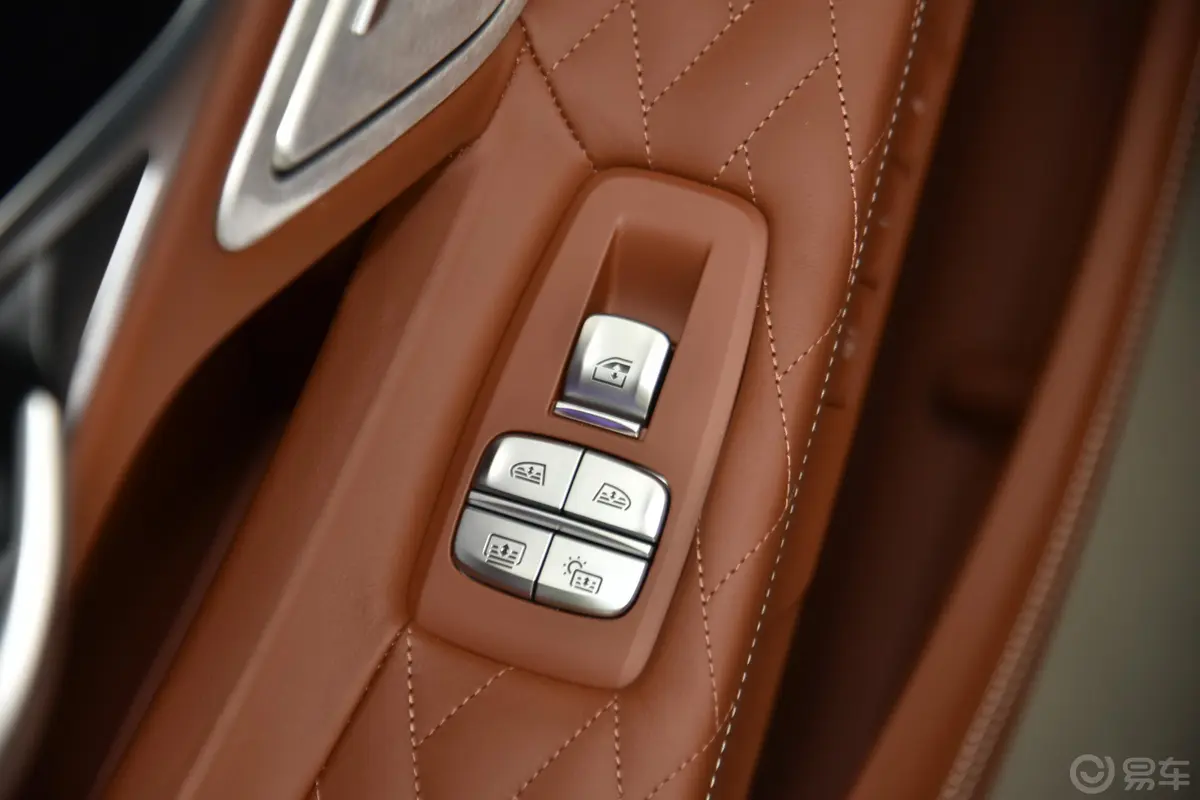 宝马7系改款 750Li xDrive V8 豪华套装后车窗调节