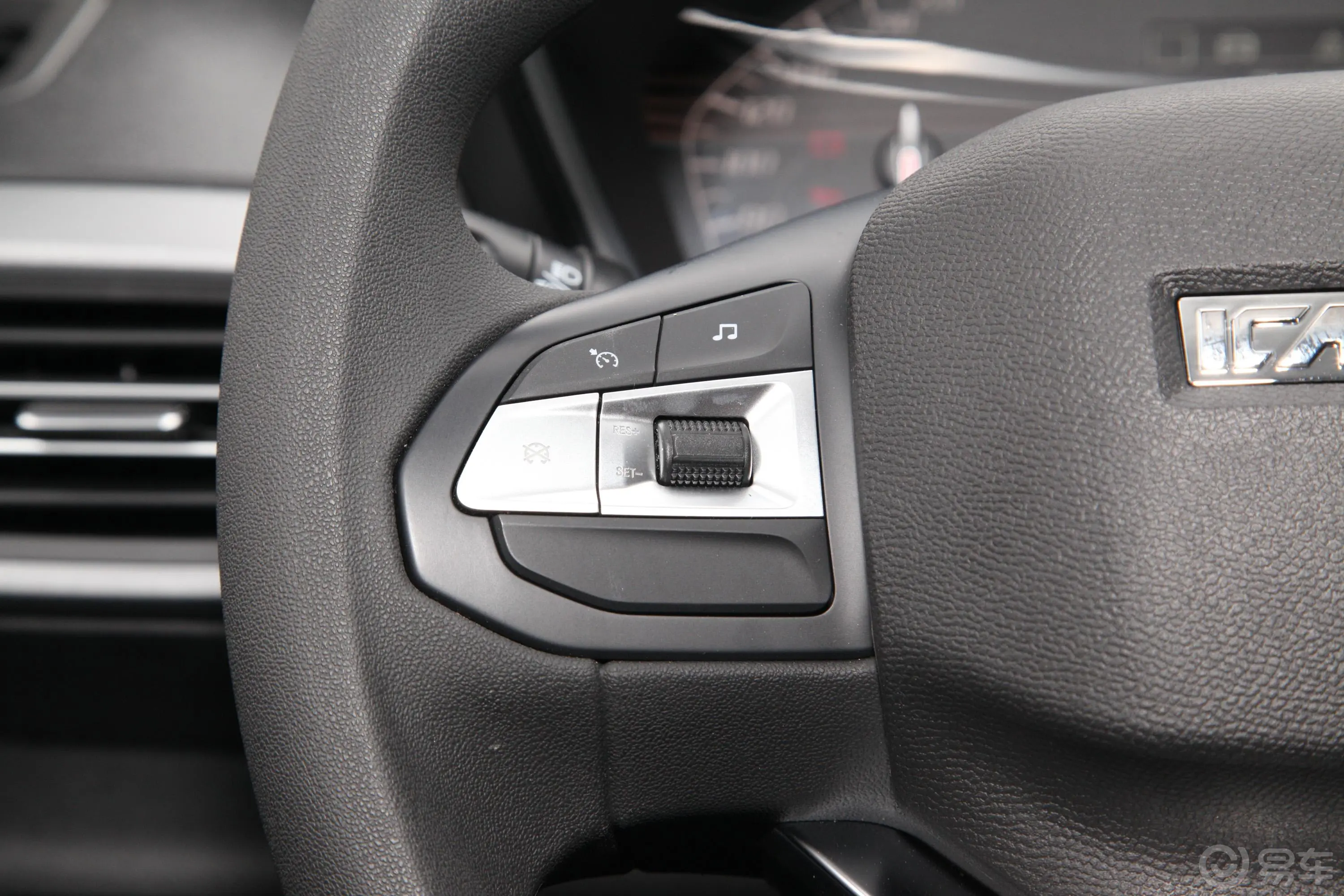凯程F702.4T 四驱 标轴 标准版 汽油 国VI左侧方向盘功能按键