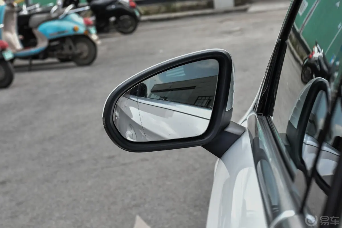 奔驰A级改款 A 180 L 运动轿车特殊配置后视镜镜面