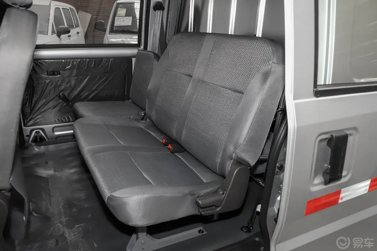 五菱荣光EV300KM 封窗版基本型 5座后排座椅
