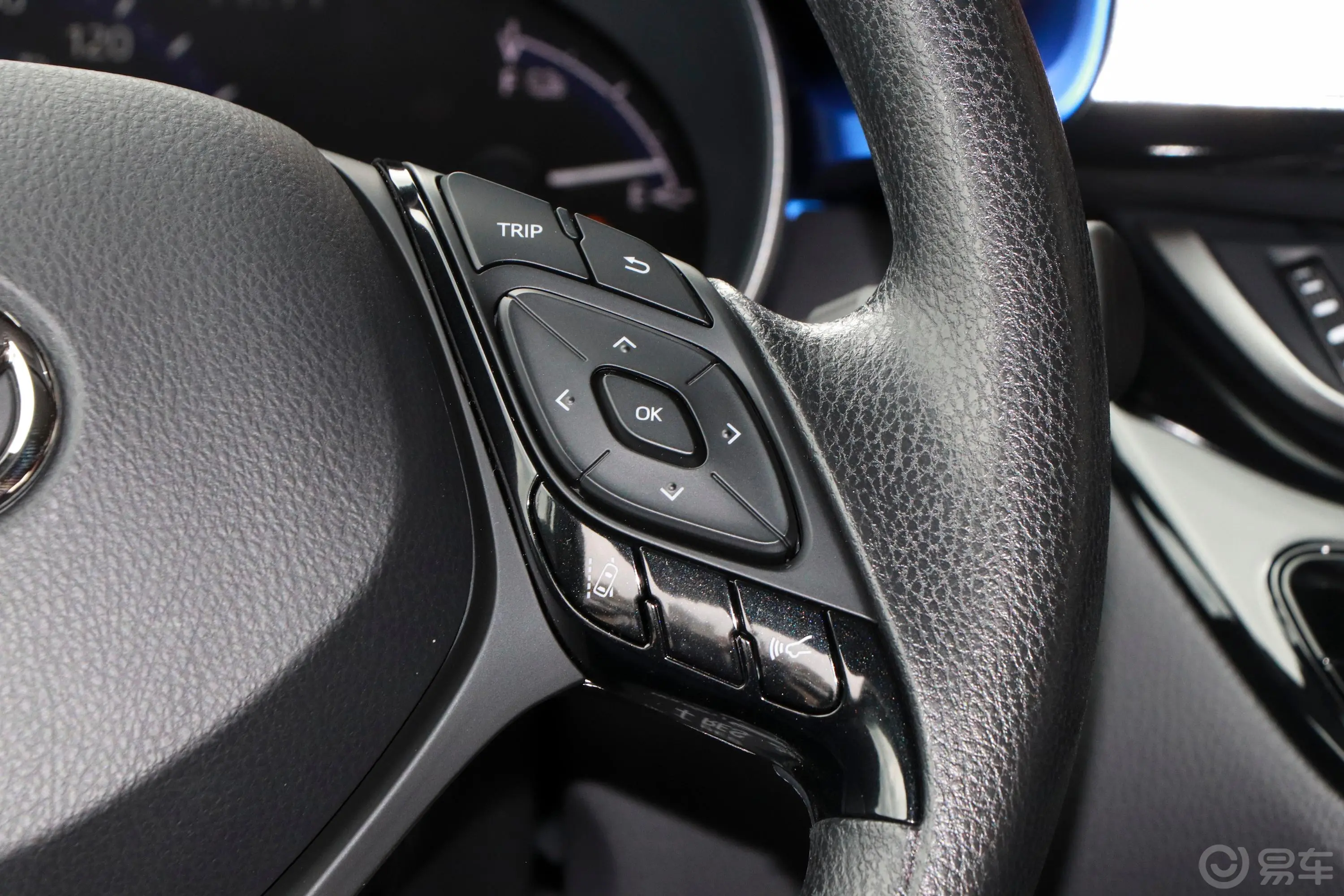 丰田C-HR EV豪华天窗版右侧方向盘功能按键