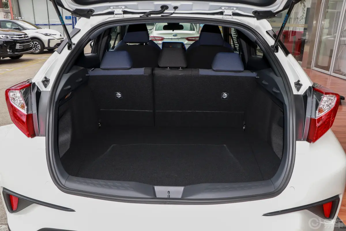 丰田C-HR EV豪华天窗版后备厢空间特写
