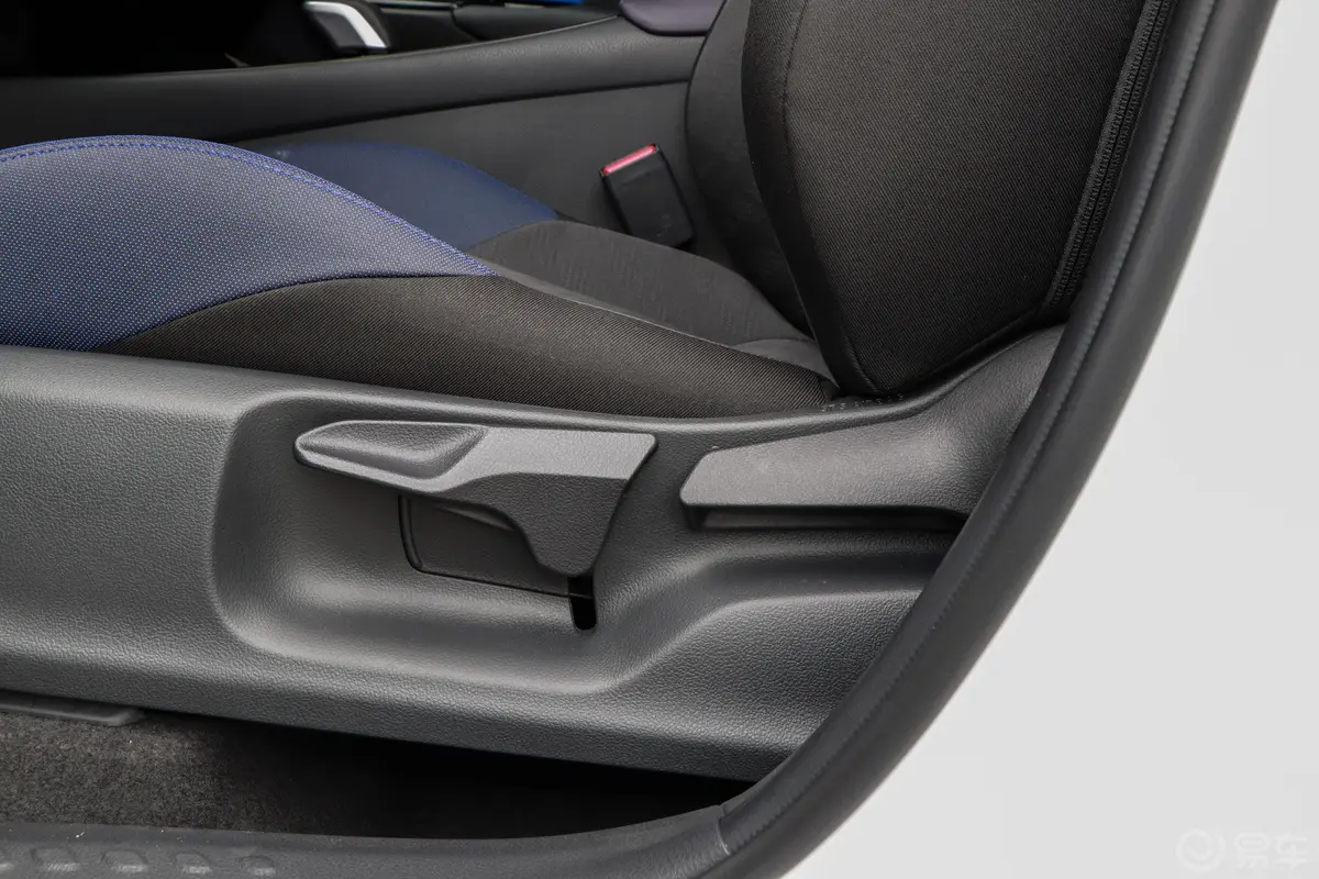 丰田C-HR EV豪华天窗版主驾座椅调节