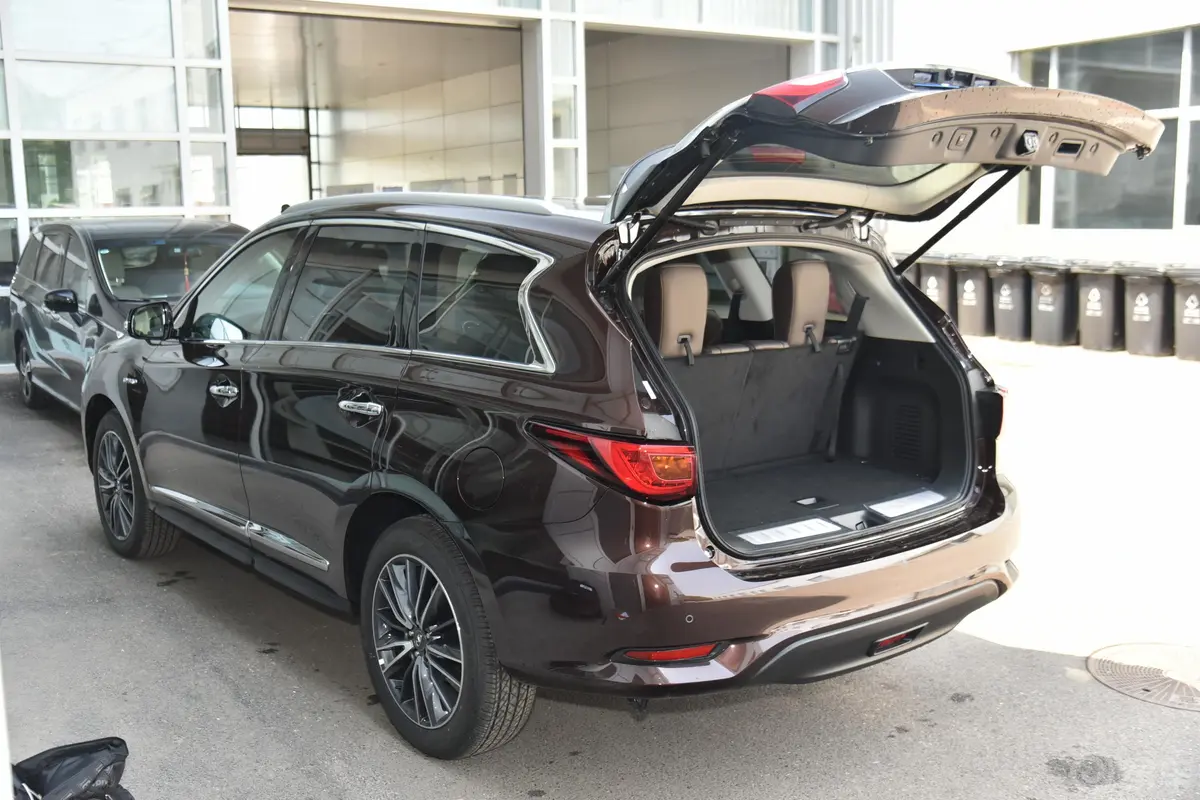 英菲尼迪QX60(进口)2.5 S/C Hybrid 两驱 卓越版空间