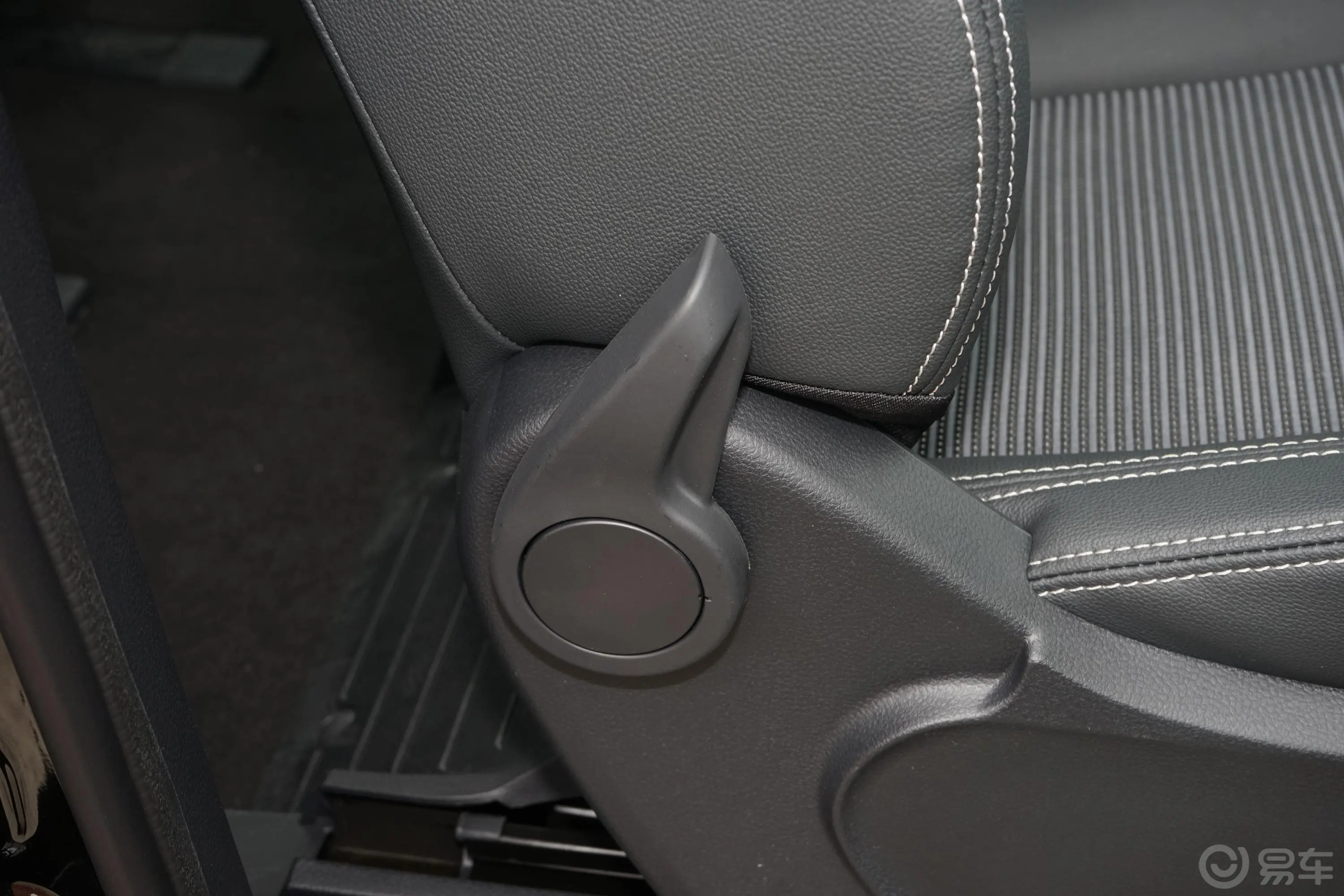 大通G102.0T 自动精英版 汽油 7座副驾座椅调节