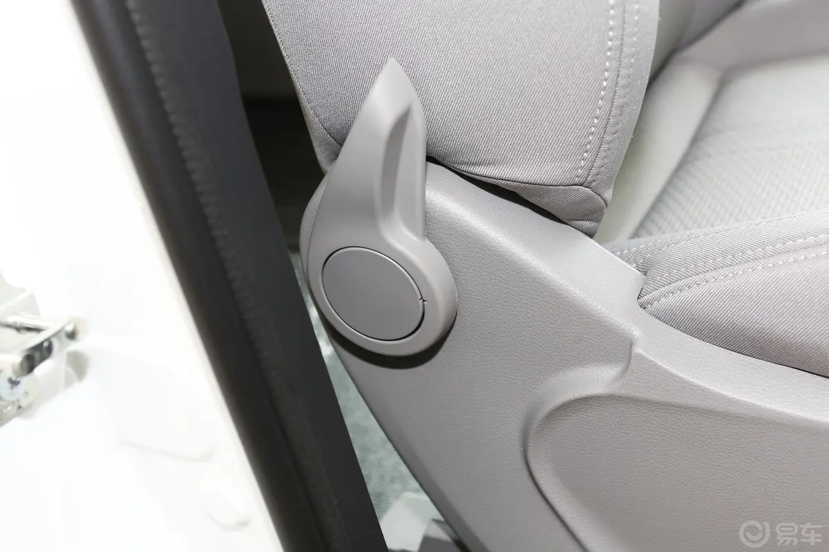 大通G102.0T 自动智享版 汽油 7座副驾座椅调节