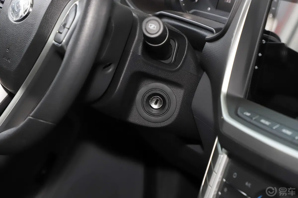 大通T60长厢 2.0T 手自一体 两驱 高底盘舒享版 汽油钥匙孔或一键启动按键
