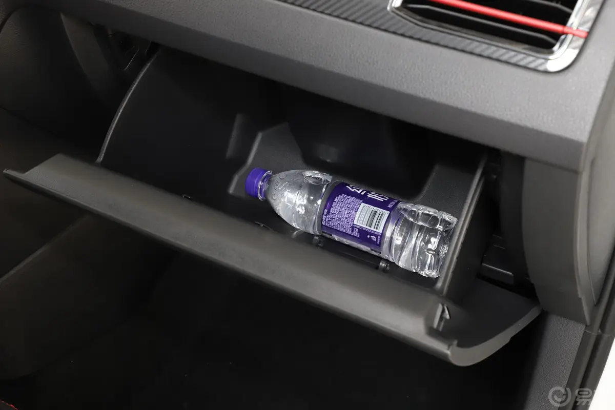 桑塔纳浩纳 1.5L 自动 舒适版 国V手套箱空间水瓶横置