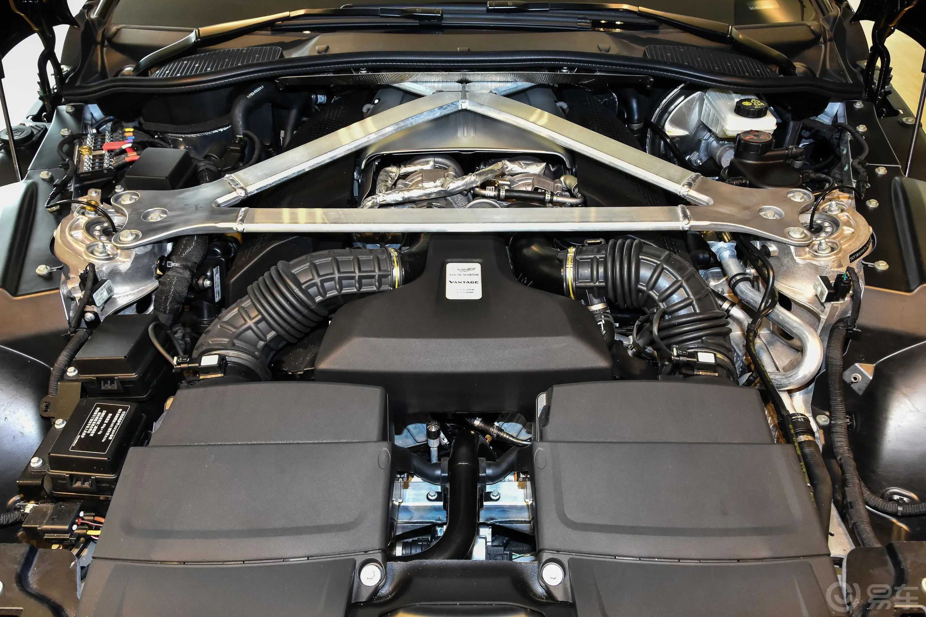 V8 Vantage4.0T V8 玛瑙黑外观