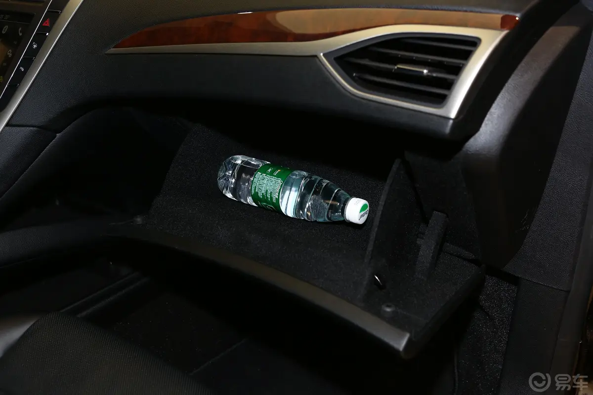 林肯MKZ2.0T 尊雅版手套箱空间水瓶横置