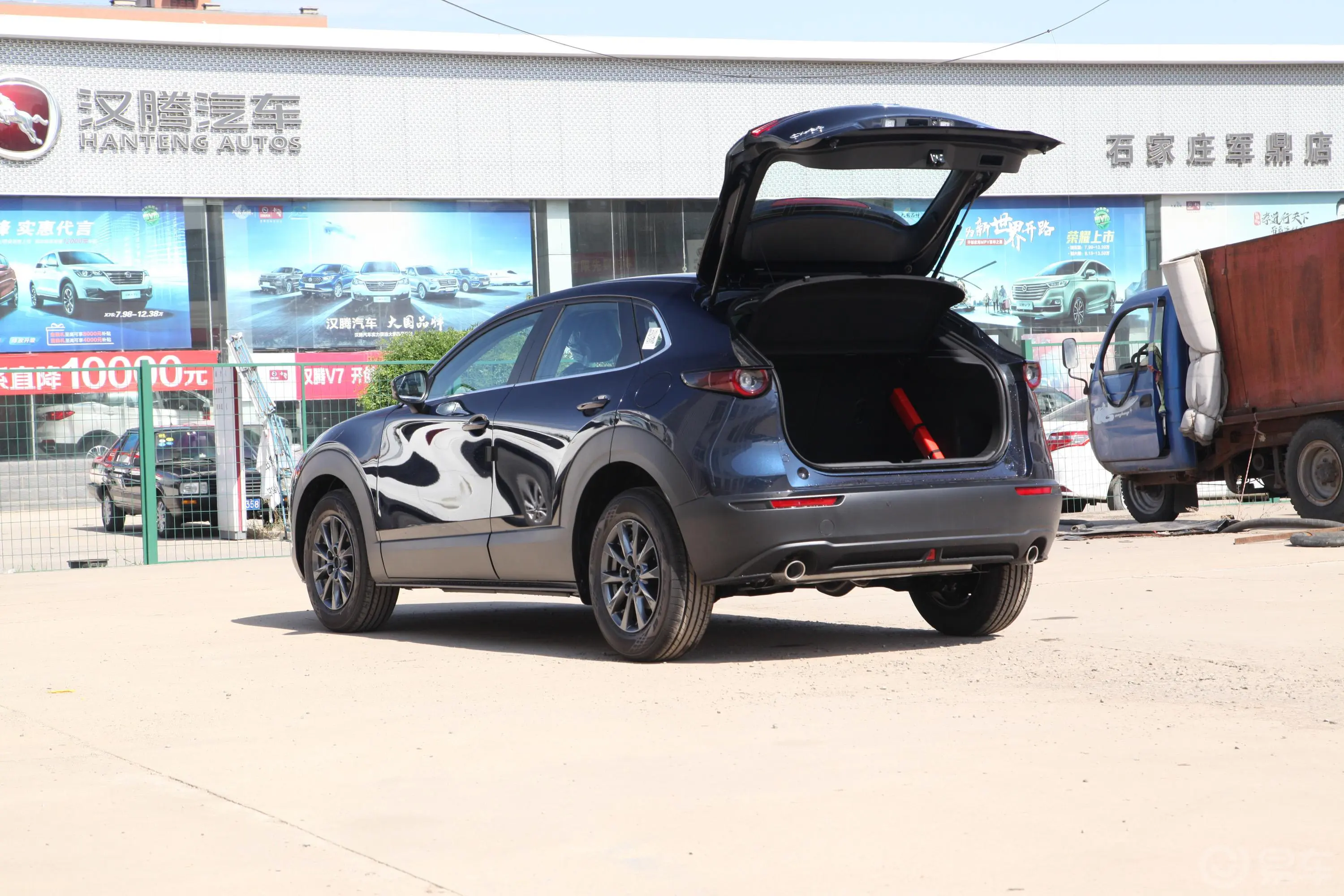 马自达CX-302.0L 手自一体 质悦型后备厢开启45度侧拍