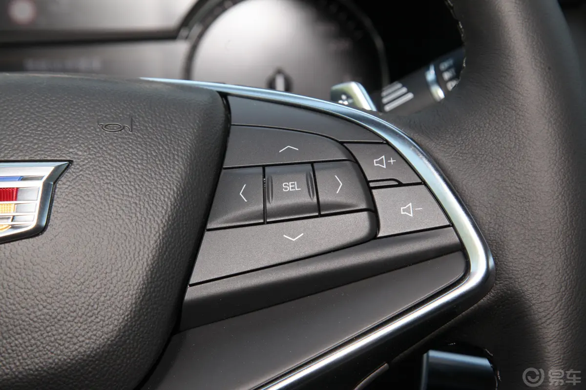 凯迪拉克XT5改款 28T 四驱 领先运动型右侧方向盘功能按键