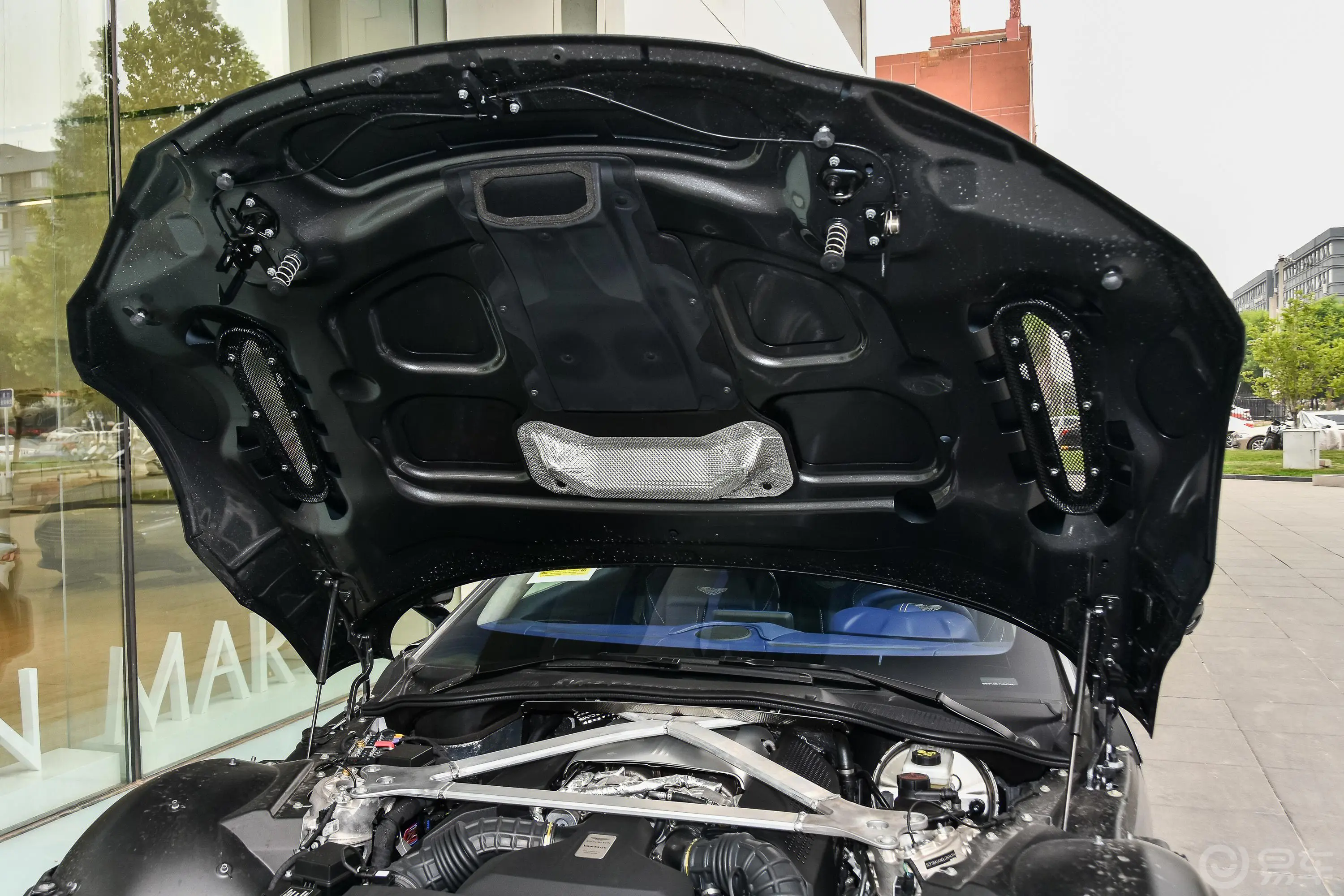 V8 Vantage4.0T V8 魅力银发动机舱盖内侧