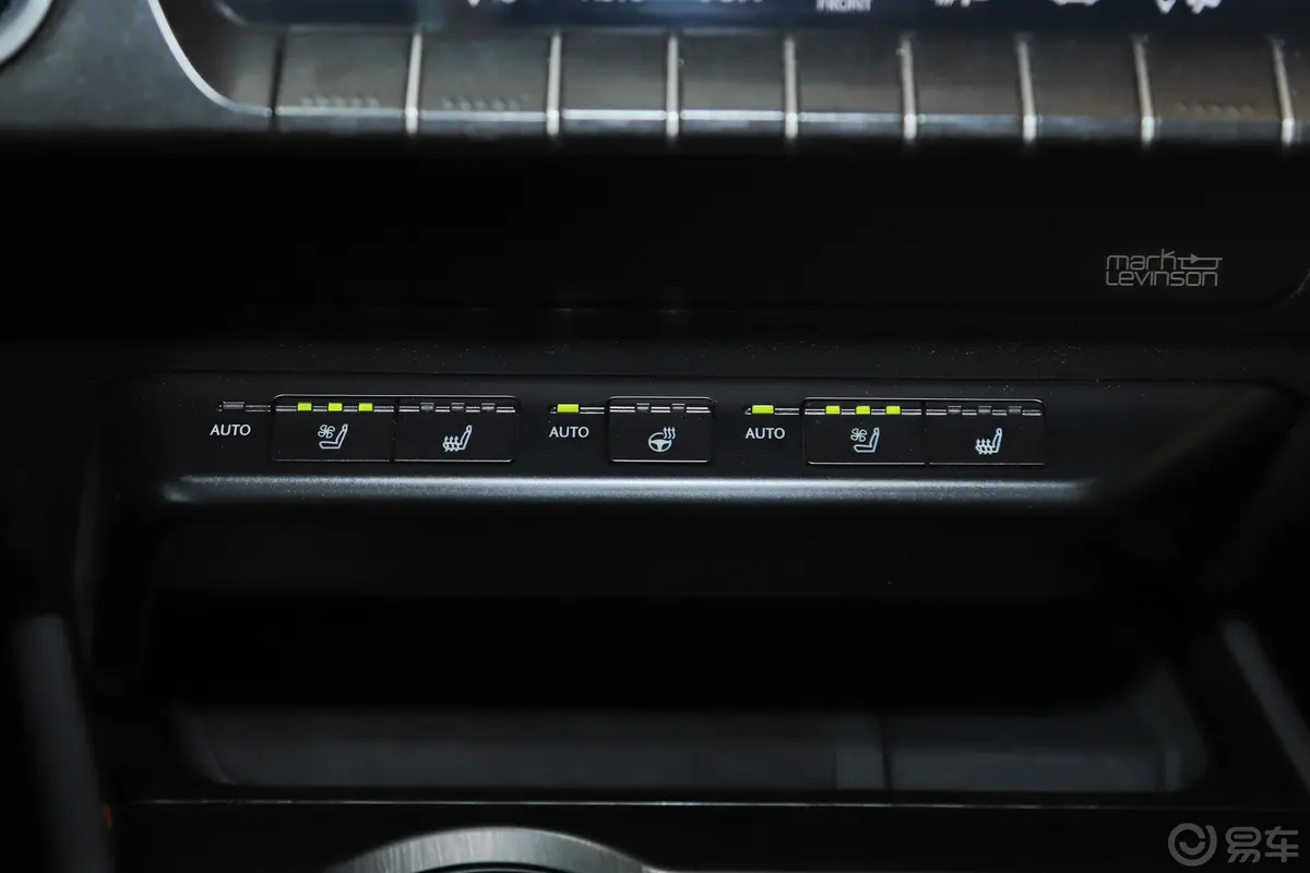 雷克萨斯UX 纯电动300e 纯·享版主驾驶位