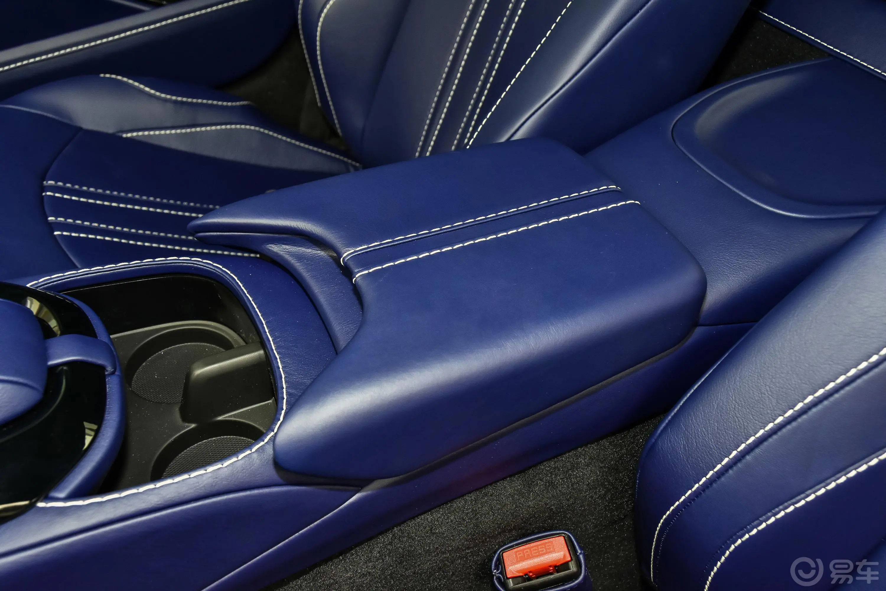 V8 Vantage4.0T V8 魅力银前排中央扶手