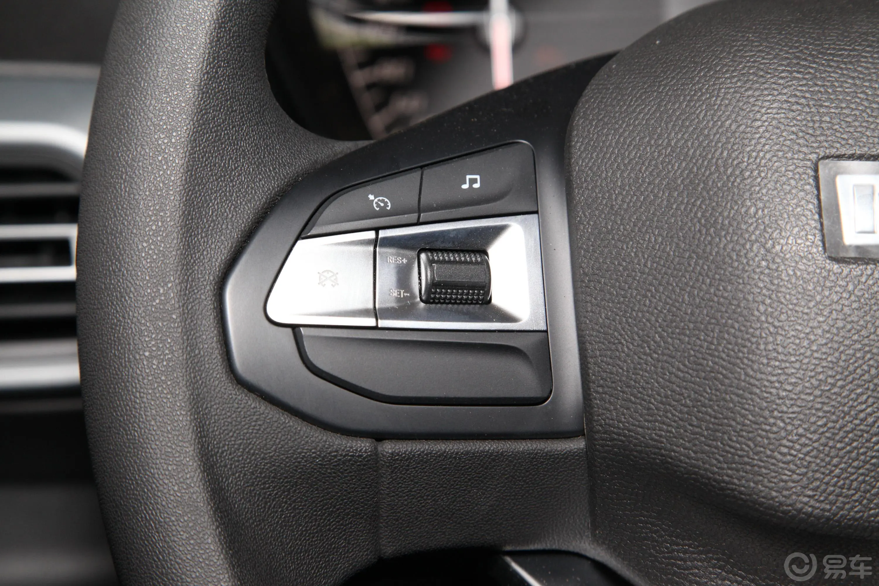 凯程F702.4T 两驱 标轴 豪华版 汽油 国VI左侧方向盘功能按键