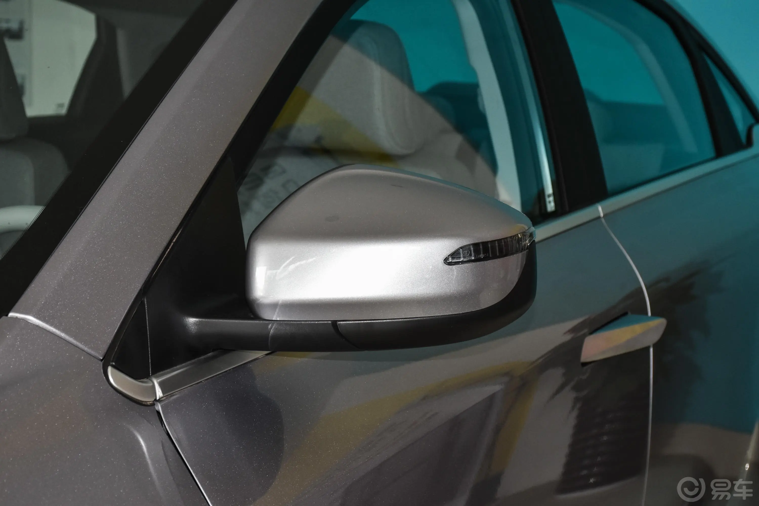吉利几何A升级款 高维标准续航 平方版主驾驶后视镜背面