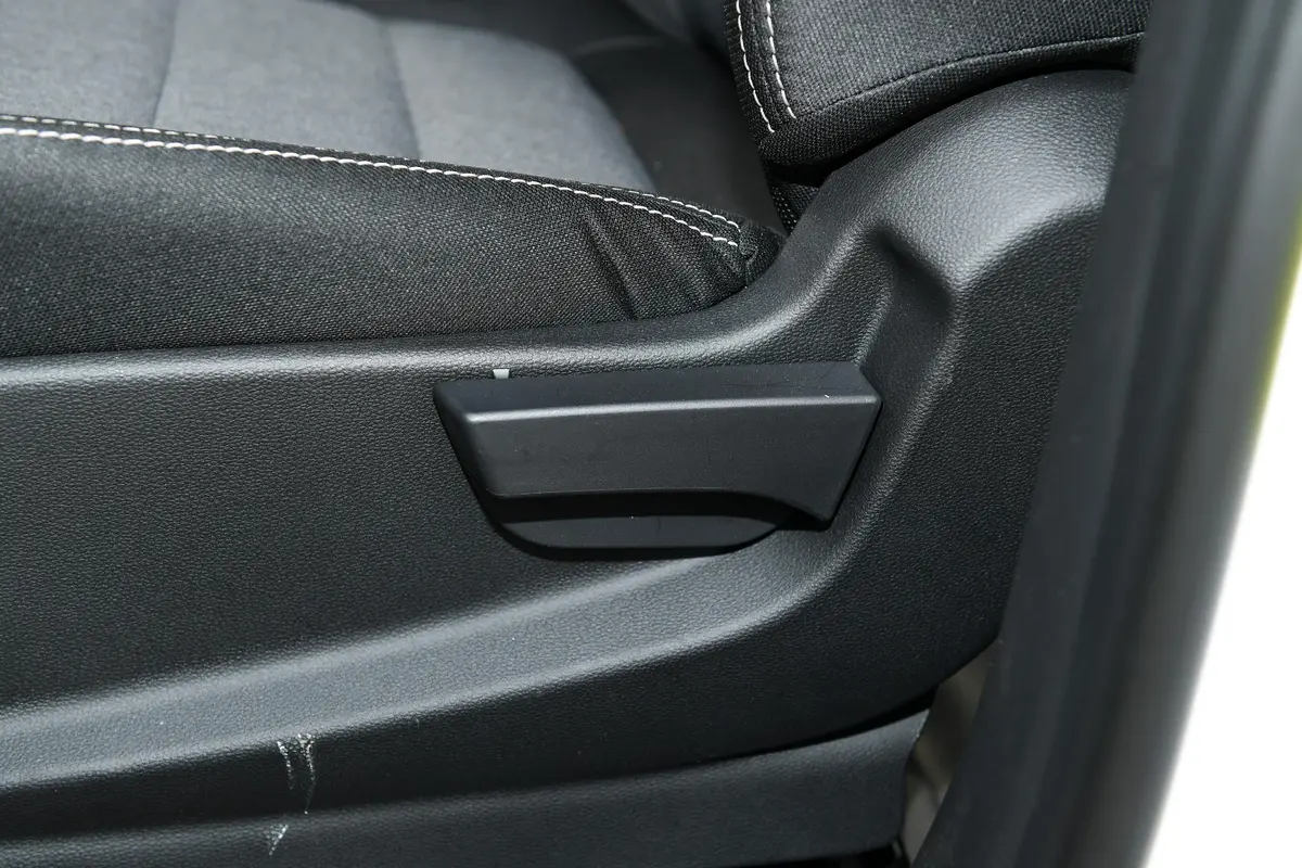 五菱宏光PLUS1.5L 手动 标准型 7座主驾座椅调节