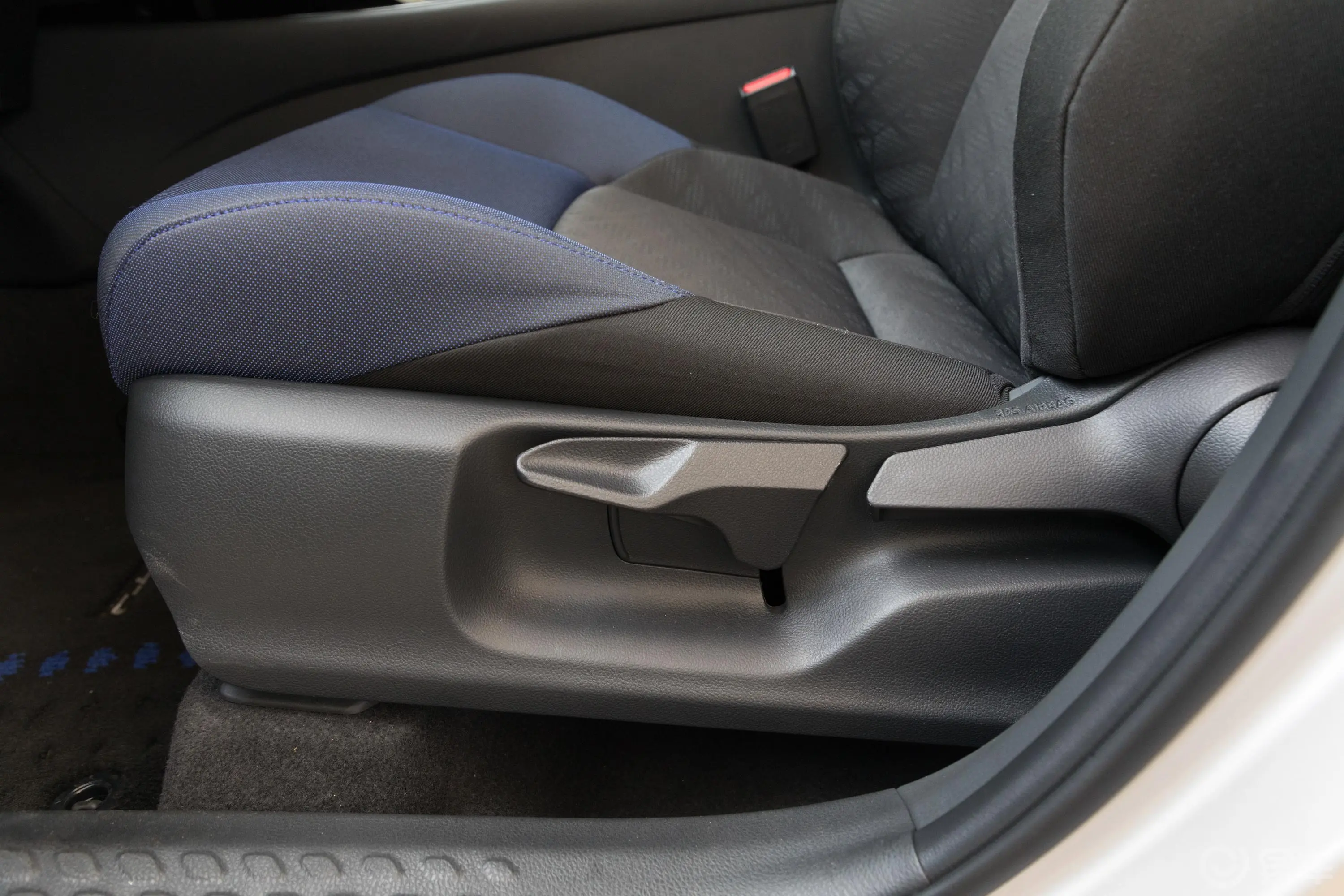 丰田C-HR EV豪华版主驾座椅调节