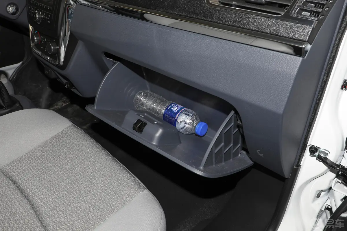 金杯小海狮X301.5L 客车标准型 6座 国VI手套箱空间水瓶横置