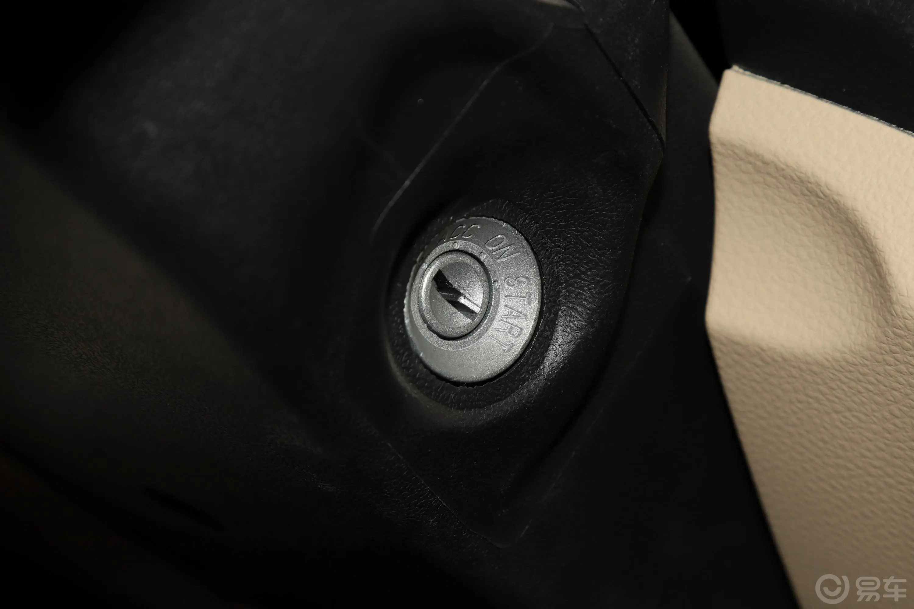 新豹T5载货汽车N1 1.5L 双排双后轮 标准版(5.64米长)SC1031NAS65 汽油 国Ⅵ钥匙孔或一键启动按键