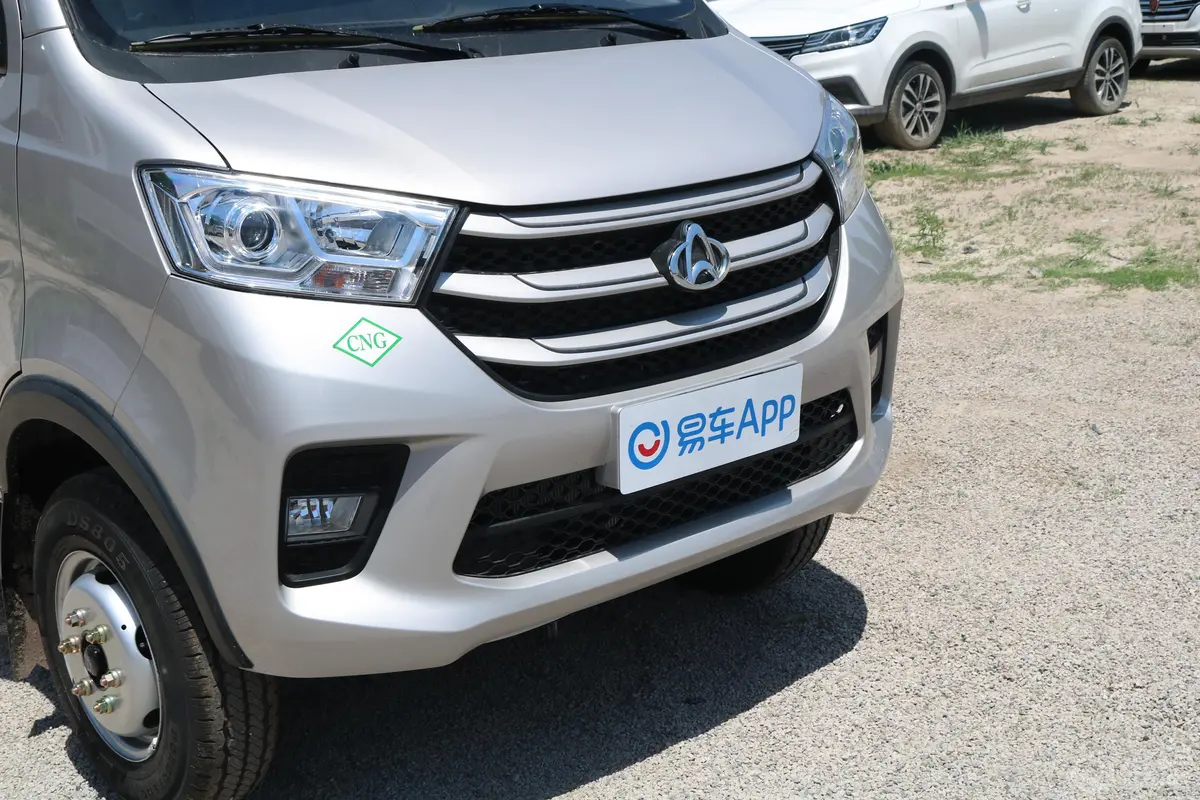 新豹T5厢式运输车N1 1.6L 单排双后轮 标准版(5.3米长)SC5031XXYNGD62CNG 天然气 国Ⅵ前格栅侧俯拍