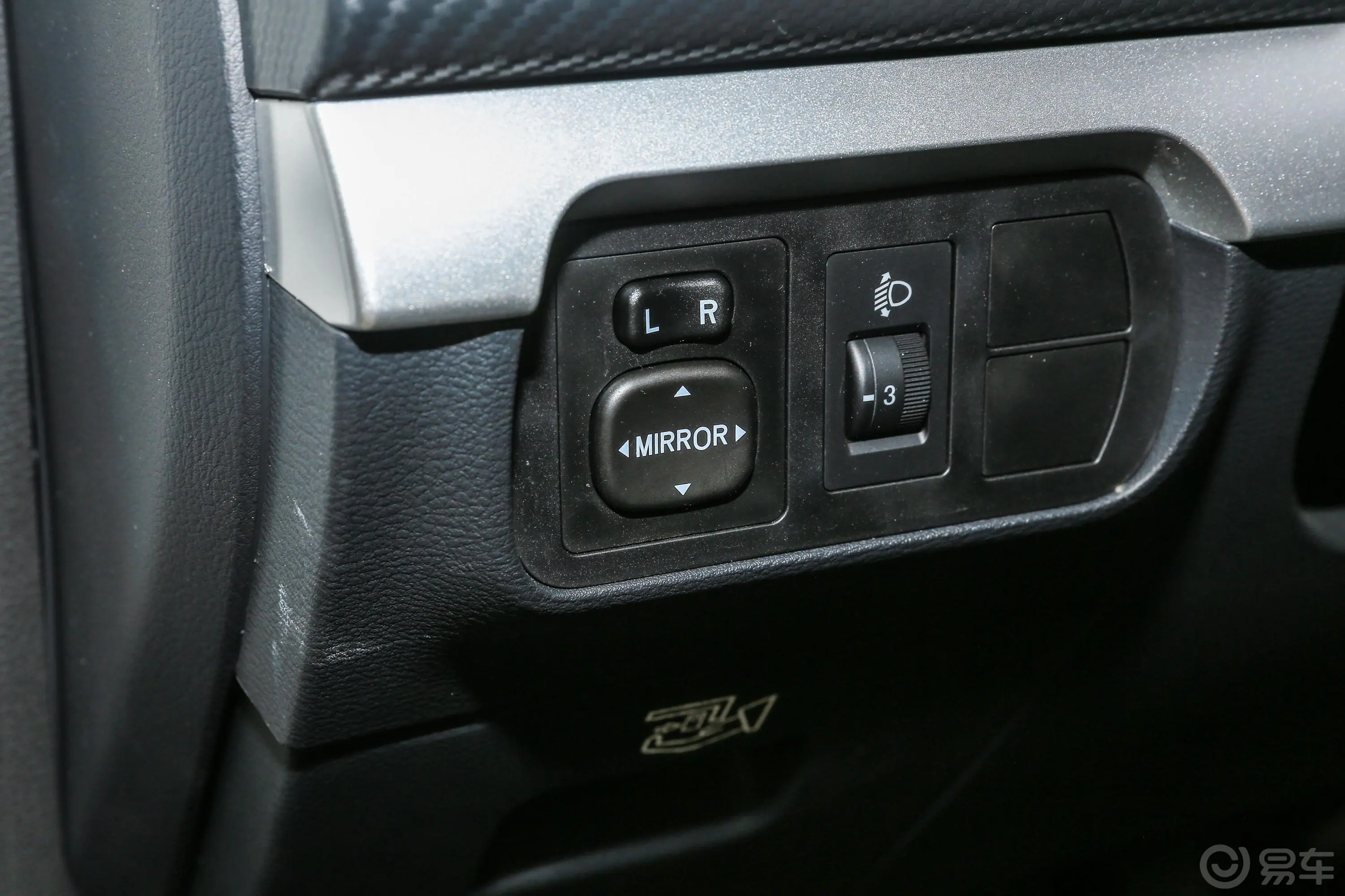 领主商用版 2.4T 手动四驱标双标准版 汽油 国VI后视镜调节键